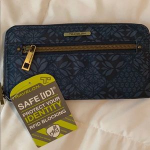Travelon Sade id wallet